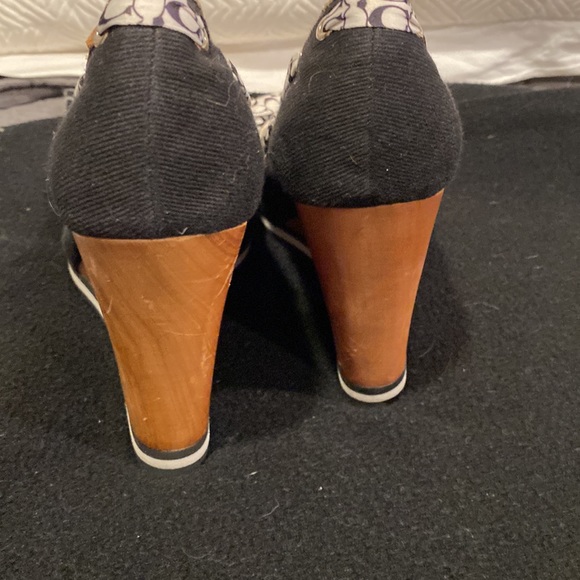 Women’s Coach signature wedge shoes size 8 - Picture 3 of 4